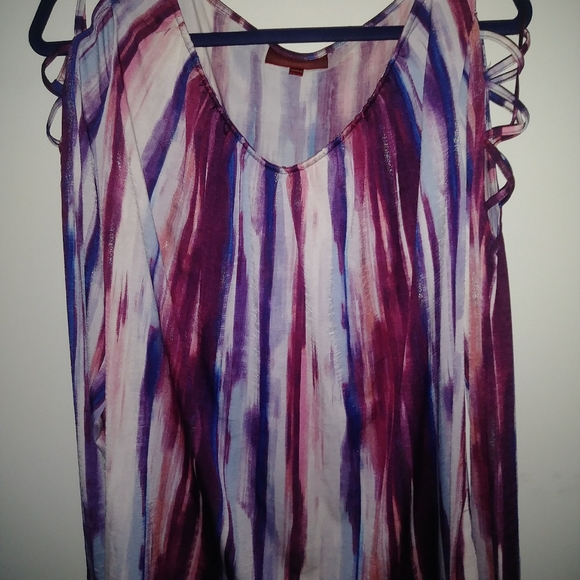 Vibrantly colored blouse by Jennifer Lopez - Picture 3 of 10